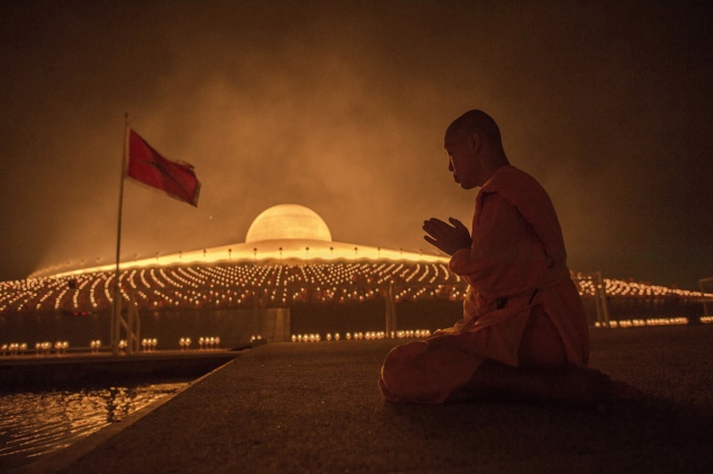 18.	Một Tu sĩ Phật giáo cầu nguyện trong nghi lễ tại Wat Dhammakaya , vào dịp Makha Bucha