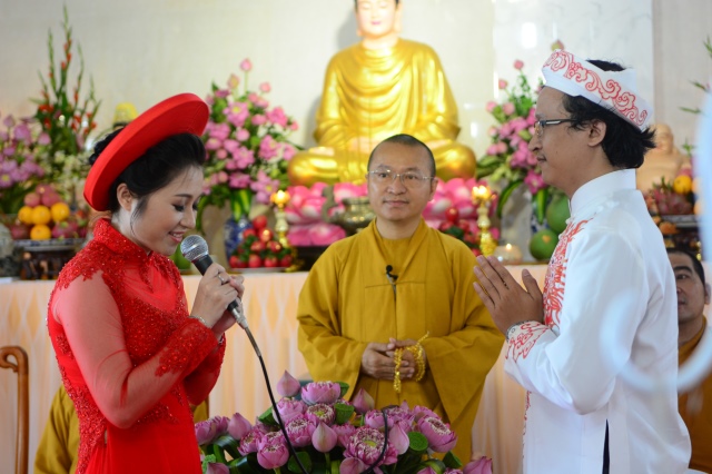 Cô dâu phát nguyện trở thành người vợ thảo hiền, gương mẫu như lời Phật dạy.