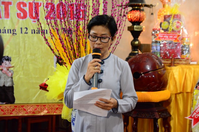 Phật tử Giác Diệu Thanh trình bày báo cáo của quỹ Đao Phật Ngày Nay năm 2015