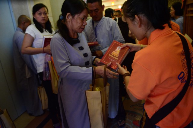Ban tổ chức tặng cuốn KInh Phật Cho Người Tại Gia đến các hành giả tham dự khóa tu.