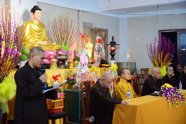 ĐĐ. Thích Ngộ Dũng trình bày báo cáo về hoạt động truyền thông của chùa Giác Ngộ trong năm 2015.
