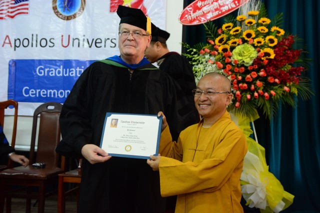 Tiến sĩ Paul Eidson – giám đốc điều hành của trường đại học Apollos trao danh hiệu Giáo sư danh dự cho TT. Thích Nhật Từ.