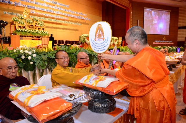 Hòa thượng hiệu trưởng trường đại học Mahachulalongkorn - Thái Lan tặng kỷ niệm vật cho TT. Thích Nhật Từ.