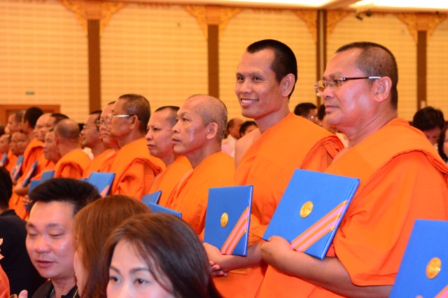 Chư Tăng Thái Lan nhận bằng tốt nghiệp.