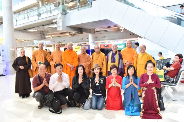 Chư Tăng và Phật tử Thái Lan đoán đoàn tại Sân bay