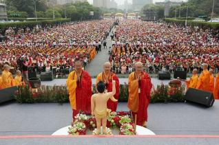 Đài Loan, hàng vạn Tăng ni thiện tín tham dự lễ Phật đản trước phủ tổng thống