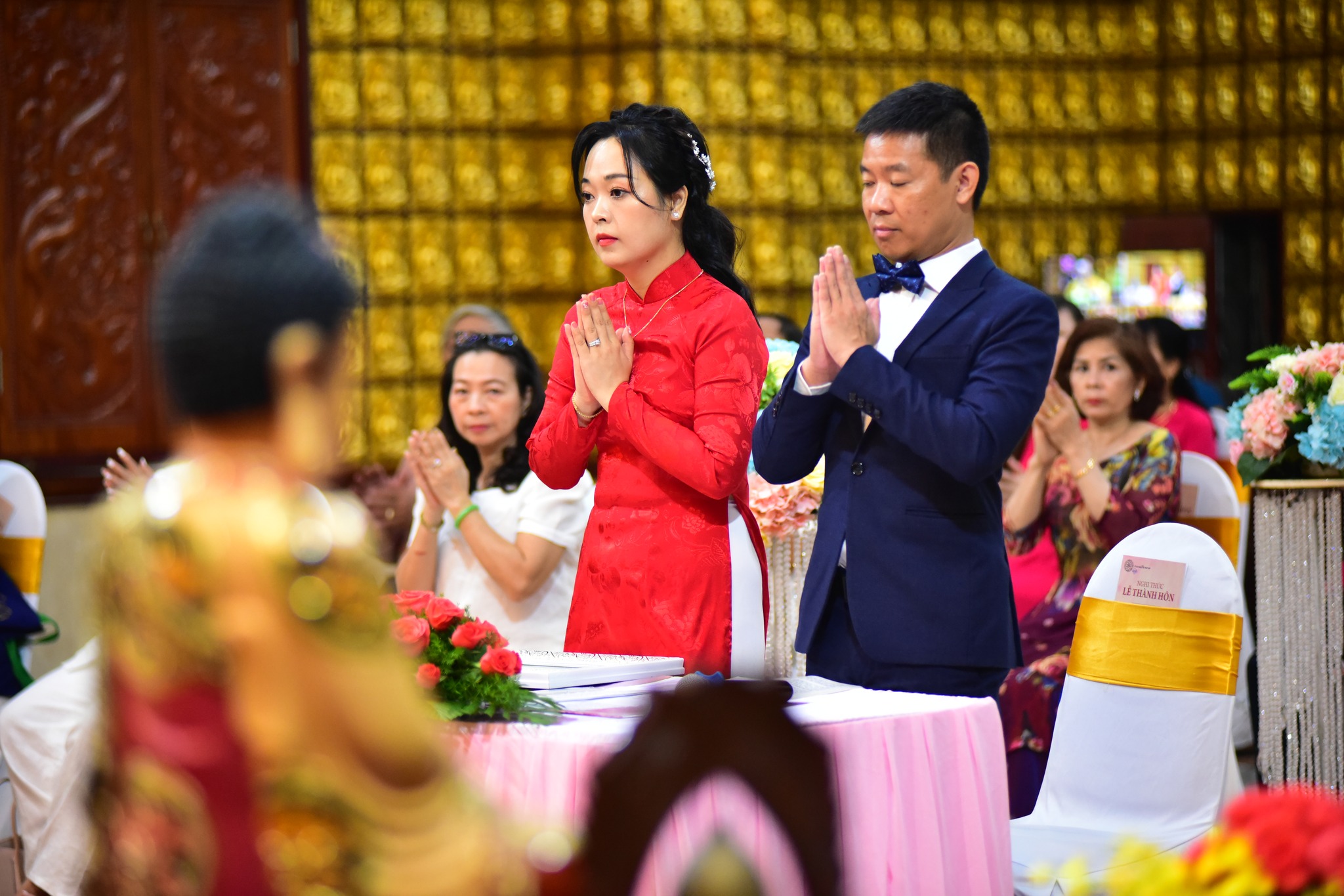 Hạnh phúc lâu dài từ hôn lễ trước Phật đài