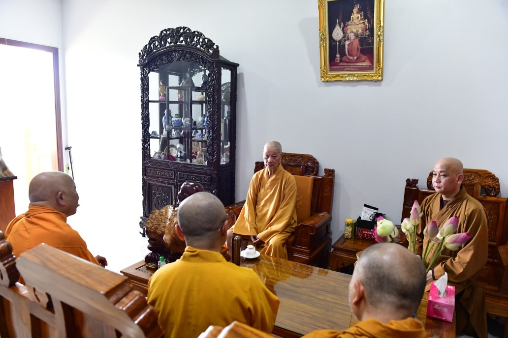 Dòng truyền thừa Drikung Kagyu tiếp kiến đức Quyền Pháp chủ GHPGVN và thăm Học viện PGVN tại Tp. HCM