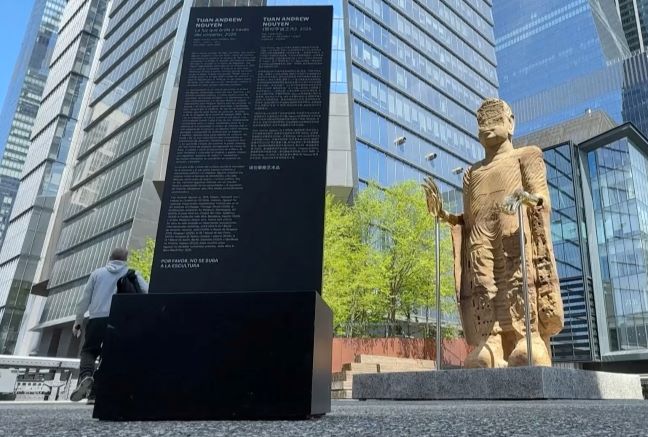 Tượng Đức Phật cao gần 8 mét của Tuấn Nguyễn ra mắt giữa New York.