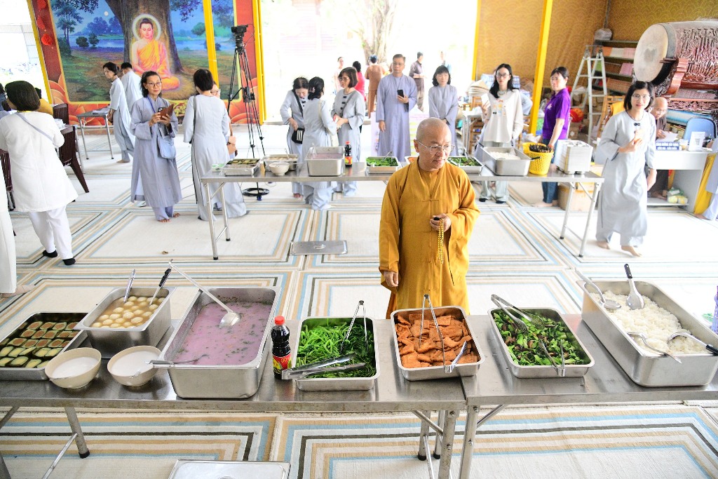 BỮA CƠM CHÁNH NIỆM ĐẦU TIÊN TRONG KHÓA TU PHƯƠNG TRỜI THONG DONG LẦN 9