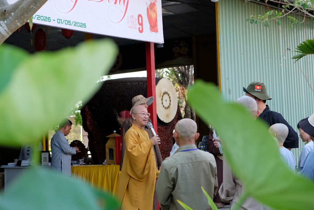 DỌN RÁC BÃI BIỂN TRONG NGÀY TU HỌC ĐẦU TIÊN TẠI CHÙA QUAN ÂM ĐÔNG HẢI