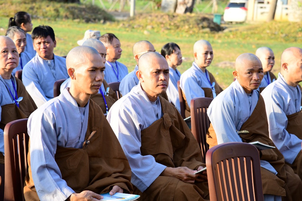 TRÌ TỤNG KINH PHỔ MÔN DƯỚI TƯỢNG ĐÀI BỒ TÁT QUAN THẾ ÂM BA MẶT TẠI CHÙA QUAN ÂM ĐÔNG HẢI