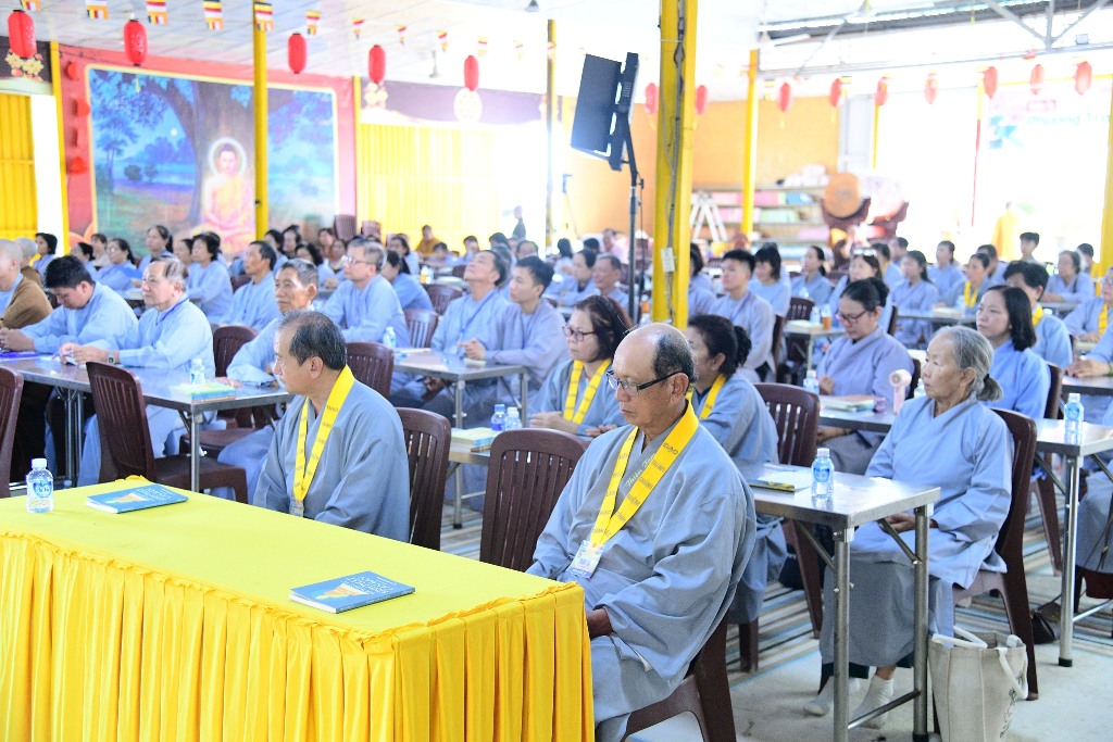 NỤ CƯỜI VÀ YÊU THƯƠNG – HÀNH TRANG NHẸ BƯỚC VỀ CÕI PHẬT