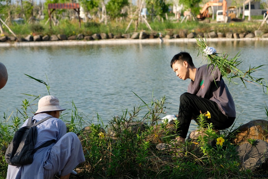 LÀM VƯỜN TRONG CHÁNH NIỆM: HÀNH GIẢ KHÓA TU PHƯƠNG TRỜI THONG DONG NHỔ CỎ QUANH HỒ TỊNH TÂM