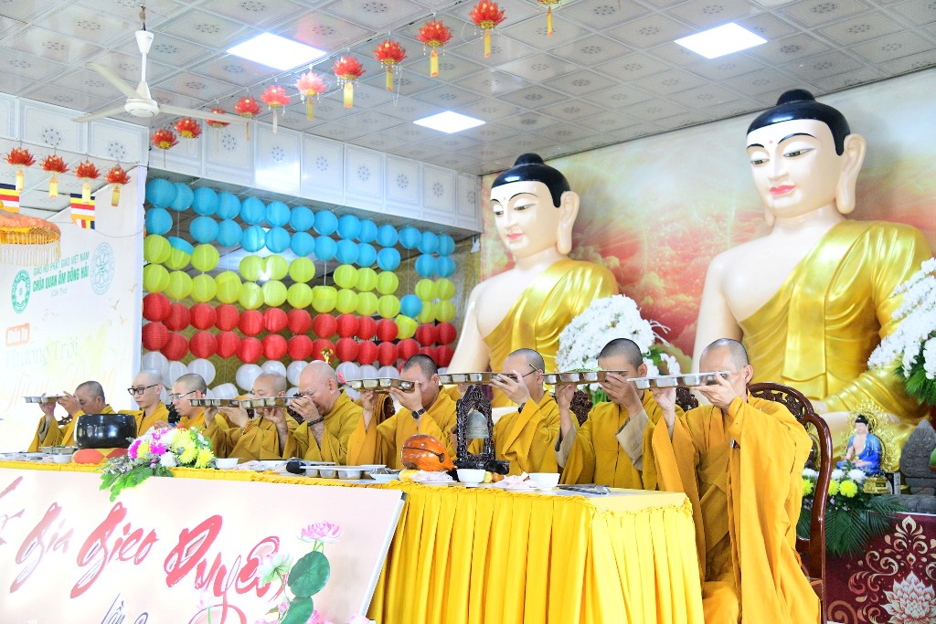 BỮA CƠM CHÁNH NIỆM ĐẦU TIÊN TRONG KHÓA TU PHƯƠNG TRỜI THONG DONG LẦN 9