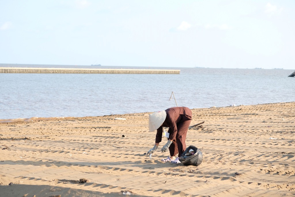 DỌN RÁC BÃI BIỂN TRONG NGÀY TU HỌC ĐẦU TIÊN TẠI CHÙA QUAN ÂM ĐÔNG HẢI