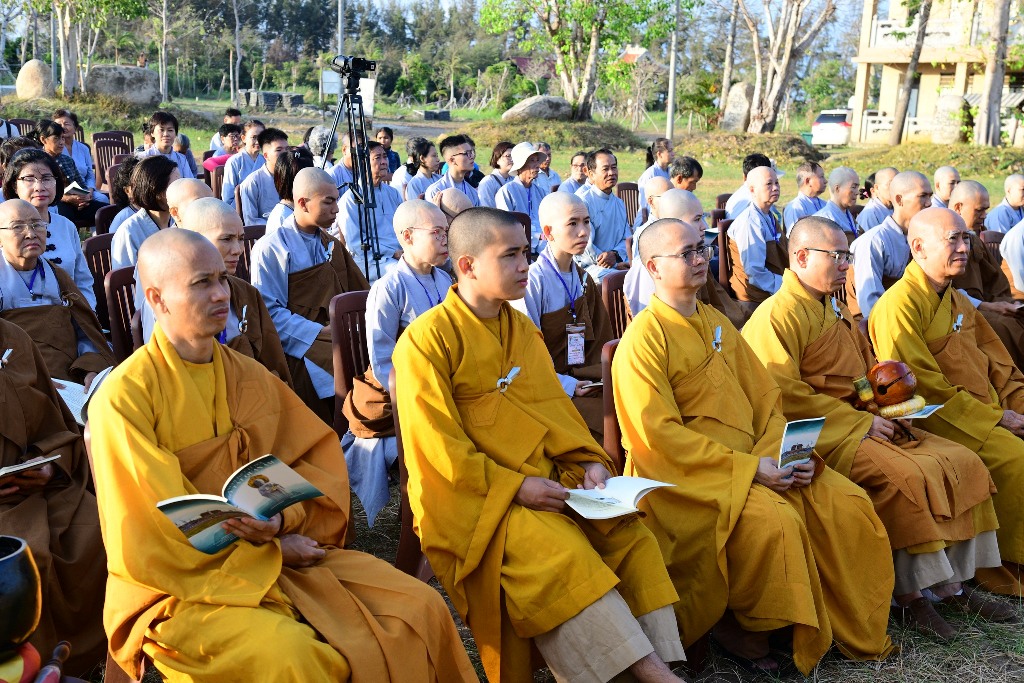 TRÌ TỤNG KINH PHỔ MÔN DƯỚI TƯỢNG ĐÀI BỒ TÁT QUAN THẾ ÂM BA MẶT TẠI CHÙA QUAN ÂM ĐÔNG HẢI