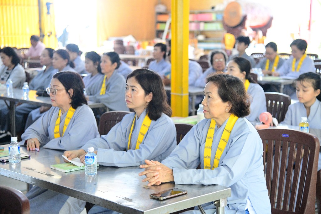 NỤ CƯỜI VÀ YÊU THƯƠNG – HÀNH TRANG NHẸ BƯỚC VỀ CÕI PHẬT