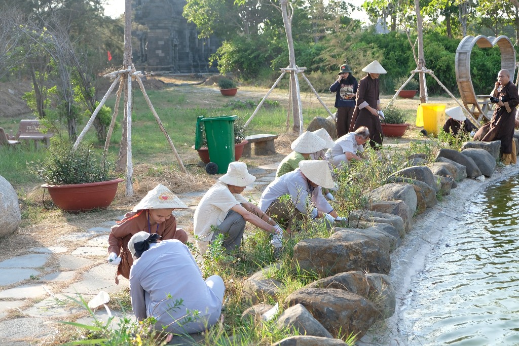 LÀM VƯỜN TRONG CHÁNH NIỆM: HÀNH GIẢ KHÓA TU PHƯƠNG TRỜI THONG DONG NHỔ CỎ QUANH HỒ TỊNH TÂM