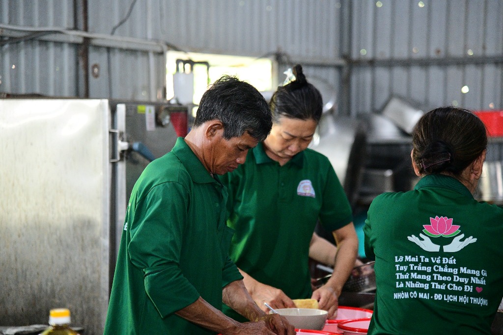 ÂM THẦM PHỤNG SỰ: HẬU CẦN NHÀ BẾP HỘ TRÌ KHÓA TU PHƯƠNG TRỜI THONG DONG 9