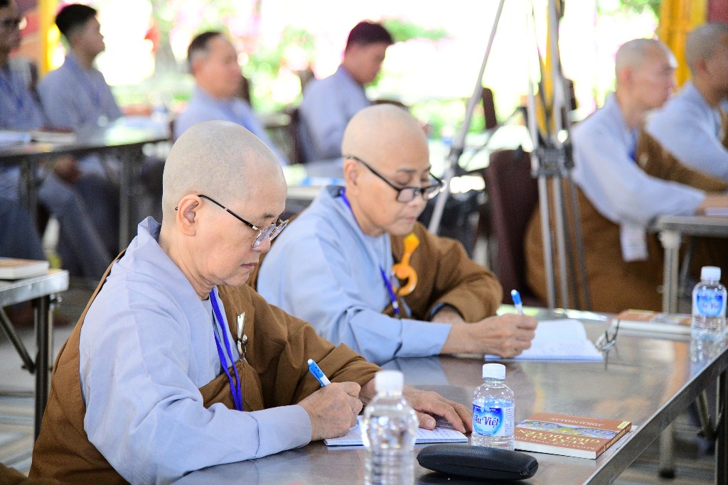 TỪ RỐI REN TẠI GIA ĐẾN THONG DONG XUẤT GIA – THÔNG ĐIỆP  NGÀY ĐẦU KHÓA TU XUẤT GIA GIEO DUYÊN LẦN 9