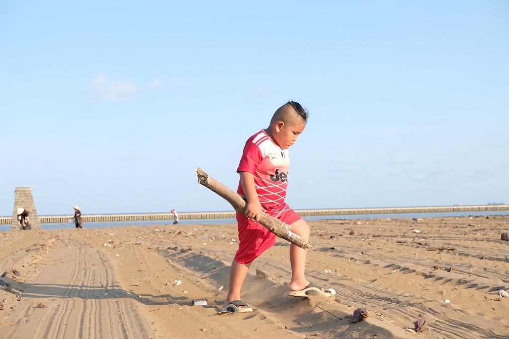 DỌN RÁC BÃI BIỂN TRONG NGÀY TU HỌC ĐẦU TIÊN TẠI CHÙA QUAN ÂM ĐÔNG HẢI