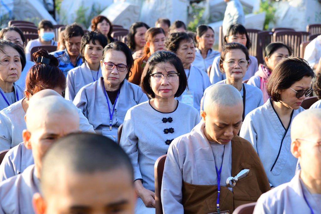 TRÌ TỤNG KINH PHỔ MÔN DƯỚI TƯỢNG ĐÀI BỒ TÁT QUAN THẾ ÂM BA MẶT TẠI CHÙA QUAN ÂM ĐÔNG HẢI