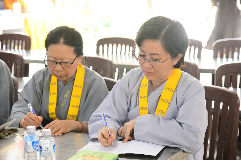 NỤ CƯỜI VÀ YÊU THƯƠNG – HÀNH TRANG NHẸ BƯỚC VỀ CÕI PHẬT