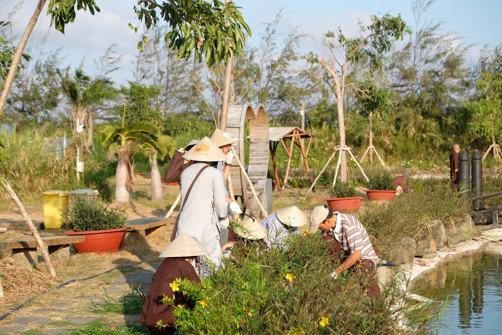 LÀM VƯỜN TRONG CHÁNH NIỆM: HÀNH GIẢ KHÓA TU PHƯƠNG TRỜI THONG DONG NHỔ CỎ QUANH HỒ TỊNH TÂM