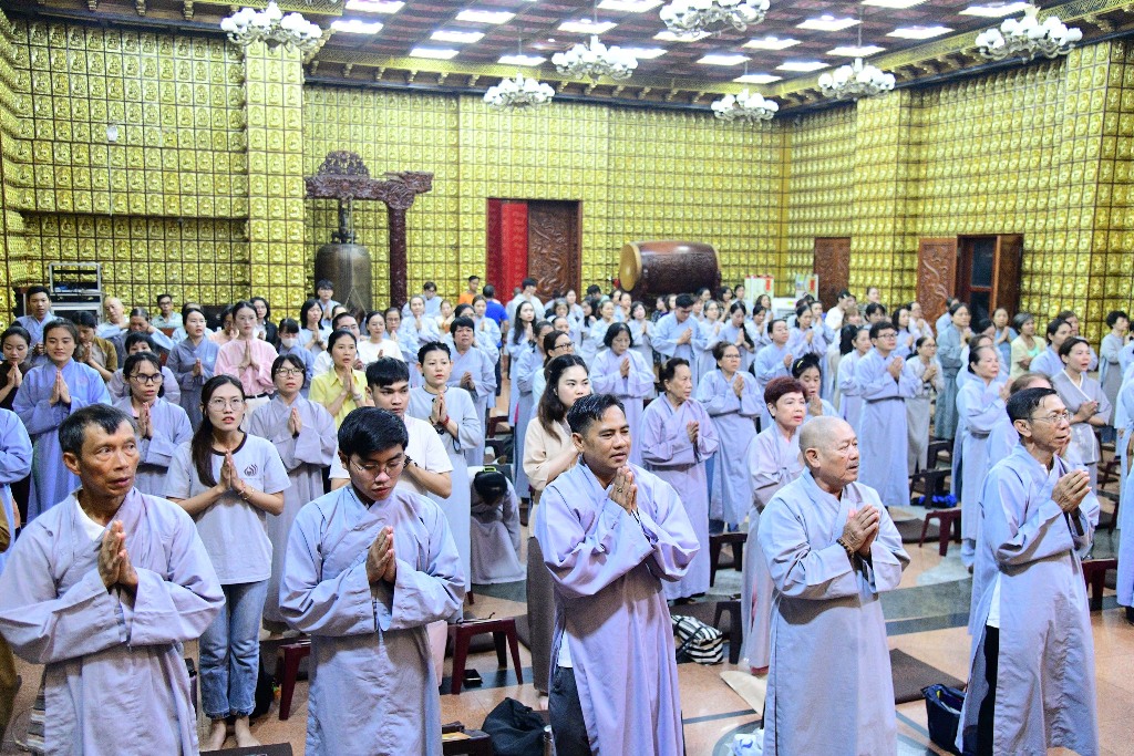 ĐÊM SÁM HỐI – TRỞ VỀ LẮNG NGHE CHÍNH MÌNH TẠI CHÙA GIÁC NGỘ