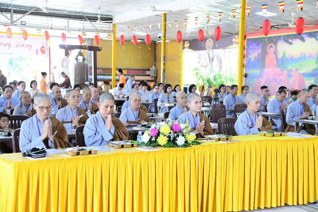 BỮA CƠM CHÁNH NIỆM ĐẦU TIÊN TRONG KHÓA TU PHƯƠNG TRỜI THONG DONG LẦN 9