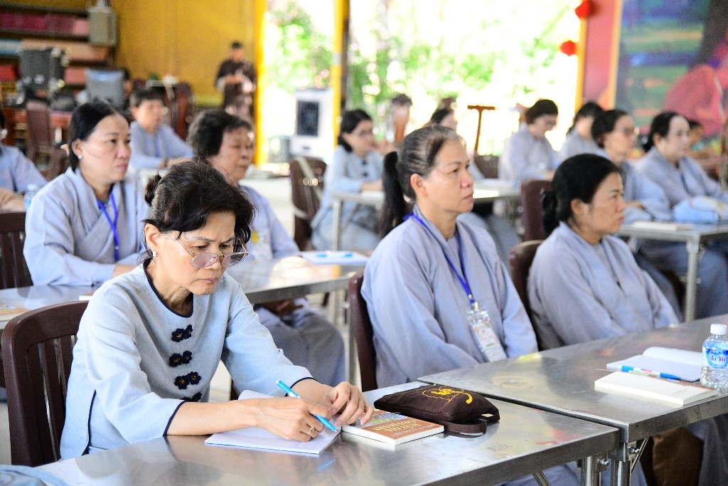 TỪ RỐI REN TẠI GIA ĐẾN THONG DONG XUẤT GIA – THÔNG ĐIỆP  NGÀY ĐẦU KHÓA TU XUẤT GIA GIEO DUYÊN LẦN 9