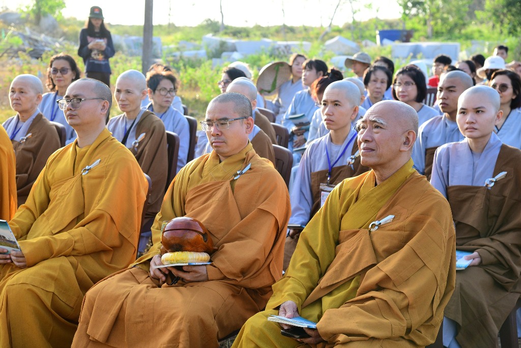 TRÌ TỤNG KINH PHỔ MÔN DƯỚI TƯỢNG ĐÀI BỒ TÁT QUAN THẾ ÂM BA MẶT TẠI CHÙA QUAN ÂM ĐÔNG HẢI