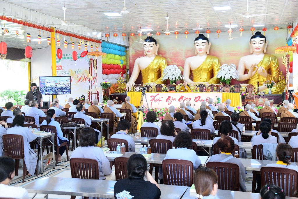 NỤ CƯỜI VÀ YÊU THƯƠNG – HÀNH TRANG NHẸ BƯỚC VỀ CÕI PHẬT