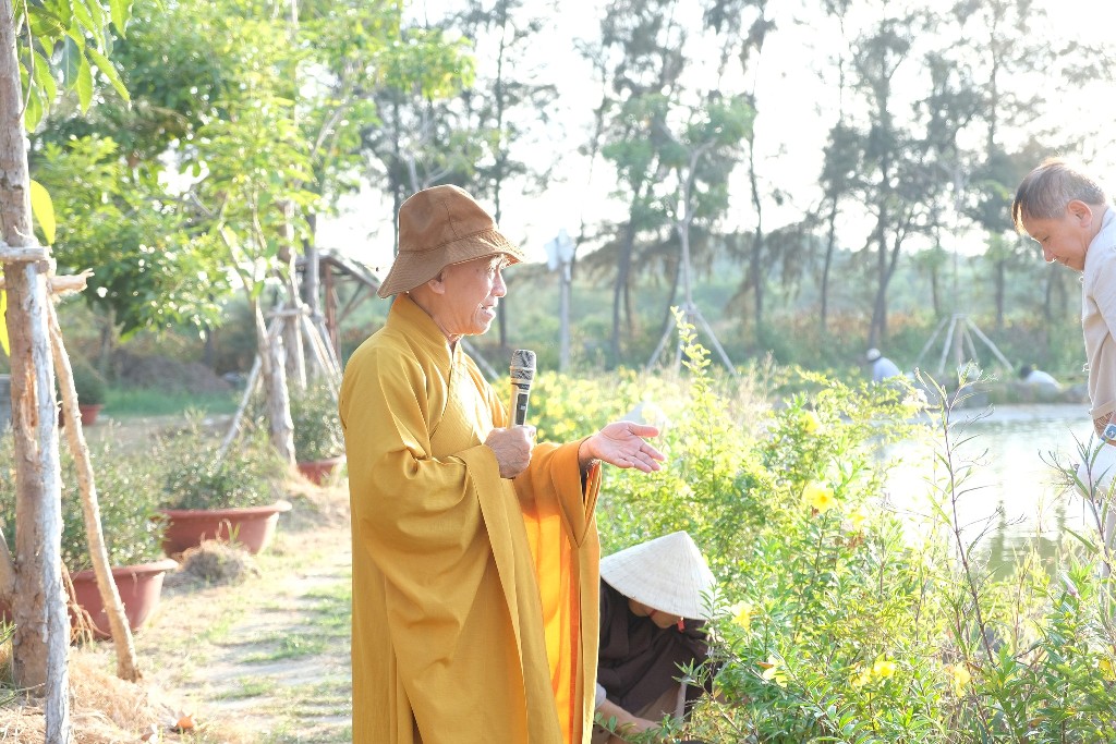 LÀM VƯỜN TRONG CHÁNH NIỆM: HÀNH GIẢ KHÓA TU PHƯƠNG TRỜI THONG DONG NHỔ CỎ QUANH HỒ TỊNH TÂM
