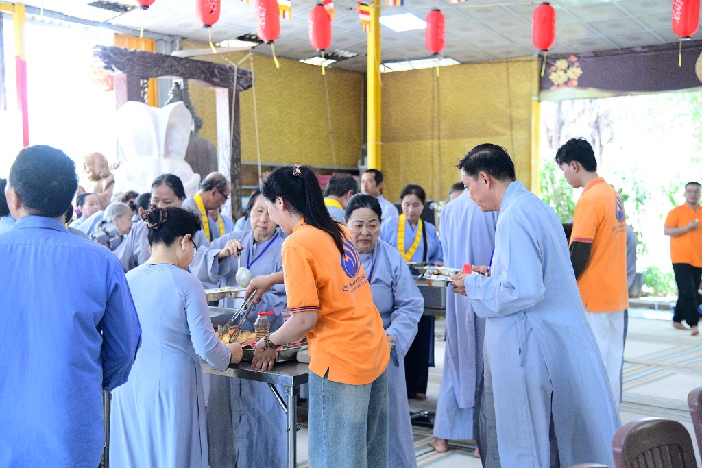 ÂM THẦM PHỤNG SỰ: HẬU CẦN NHÀ BẾP HỘ TRÌ KHÓA TU PHƯƠNG TRỜI THONG DONG 9