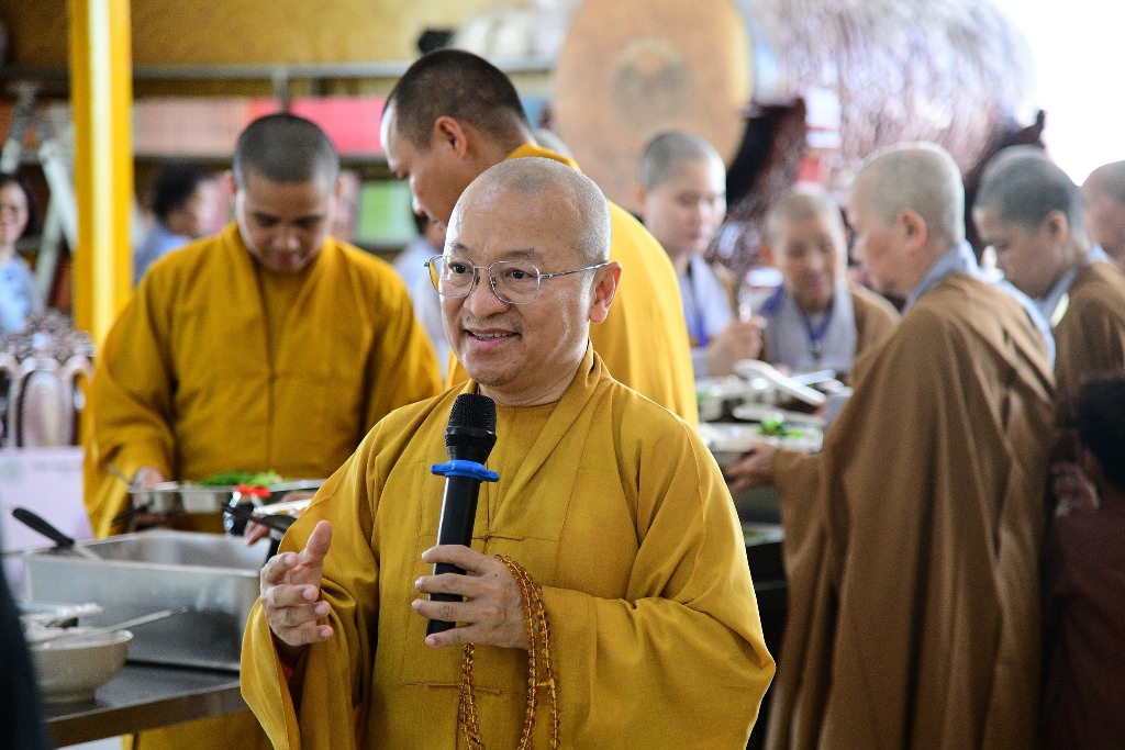 BỮA CƠM CHÁNH NIỆM ĐẦU TIÊN TRONG KHÓA TU PHƯƠNG TRỜI THONG DONG LẦN 9