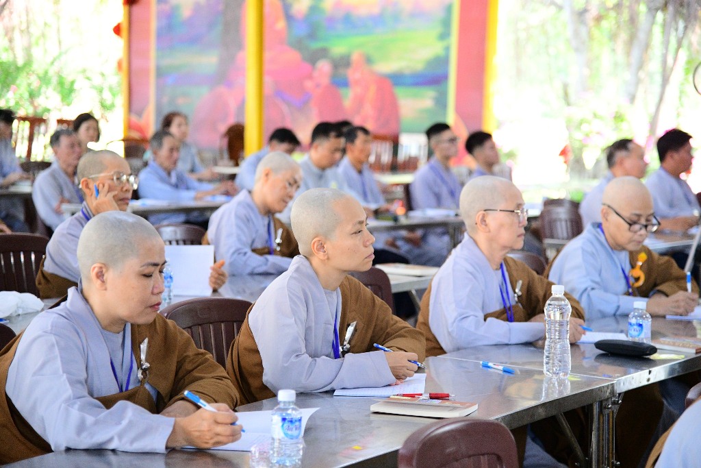 TỪ RỐI REN TẠI GIA ĐẾN THONG DONG XUẤT GIA – THÔNG ĐIỆP  NGÀY ĐẦU KHÓA TU XUẤT GIA GIEO DUYÊN LẦN 9