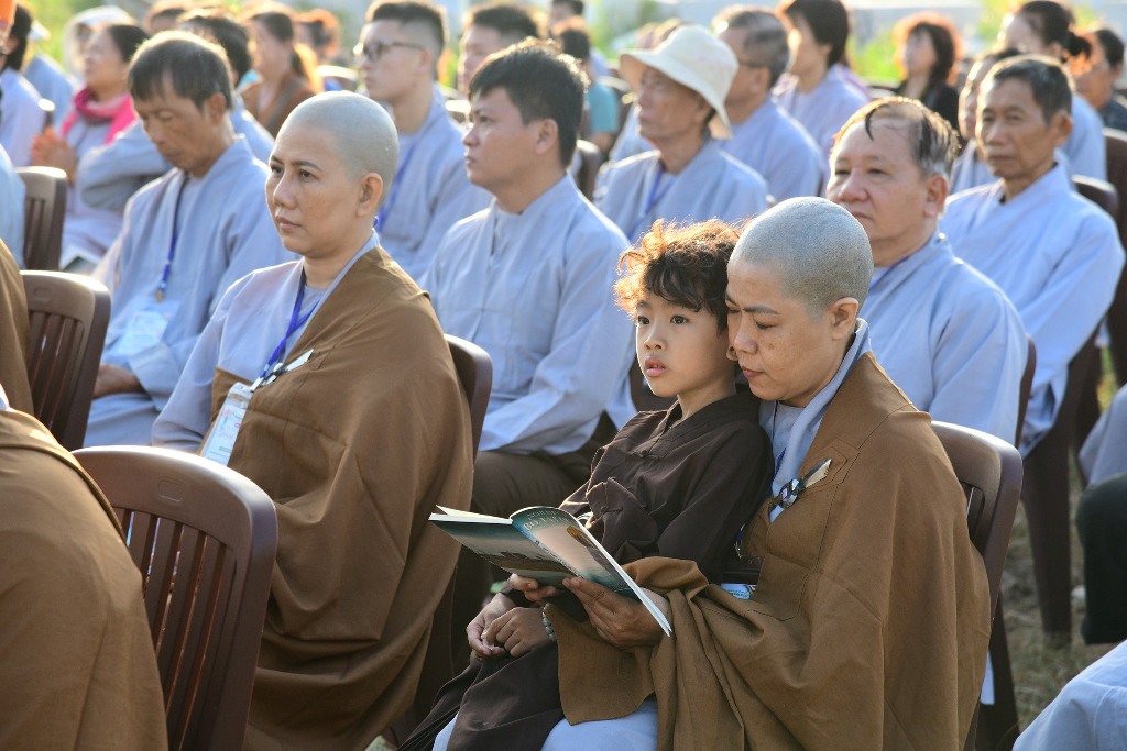TRÌ TỤNG KINH PHỔ MÔN DƯỚI TƯỢNG ĐÀI BỒ TÁT QUAN THẾ ÂM BA MẶT TẠI CHÙA QUAN ÂM ĐÔNG HẢI