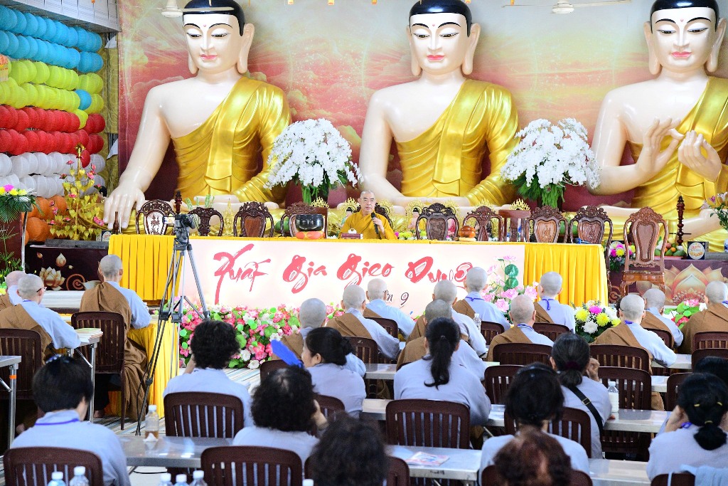 NỤ CƯỜI VÀ YÊU THƯƠNG – HÀNH TRANG NHẸ BƯỚC VỀ CÕI PHẬT