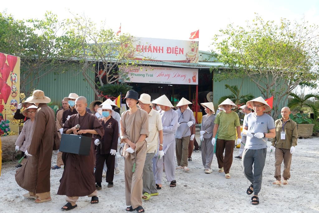 LÀM VƯỜN TRONG CHÁNH NIỆM: HÀNH GIẢ KHÓA TU PHƯƠNG TRỜI THONG DONG NHỔ CỎ QUANH HỒ TỊNH TÂM