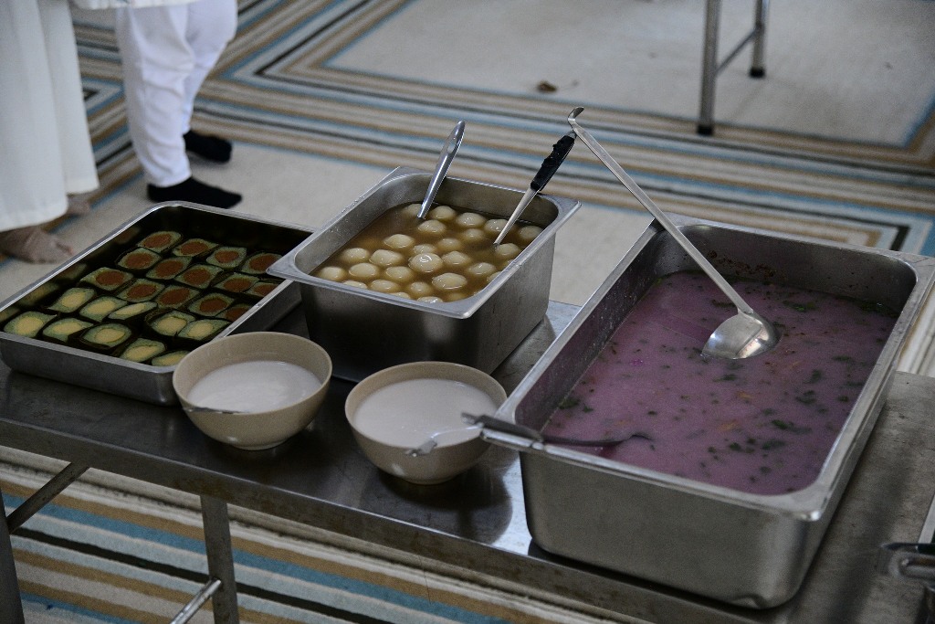 BỮA CƠM CHÁNH NIỆM ĐẦU TIÊN TRONG KHÓA TU PHƯƠNG TRỜI THONG DONG LẦN 9