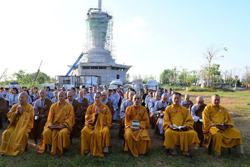 TRÌ TỤNG KINH PHỔ MÔN DƯỚI TƯỢNG ĐÀI BỒ TÁT QUAN THẾ ÂM BA MẶT TẠI CHÙA QUAN ÂM ĐÔNG HẢI