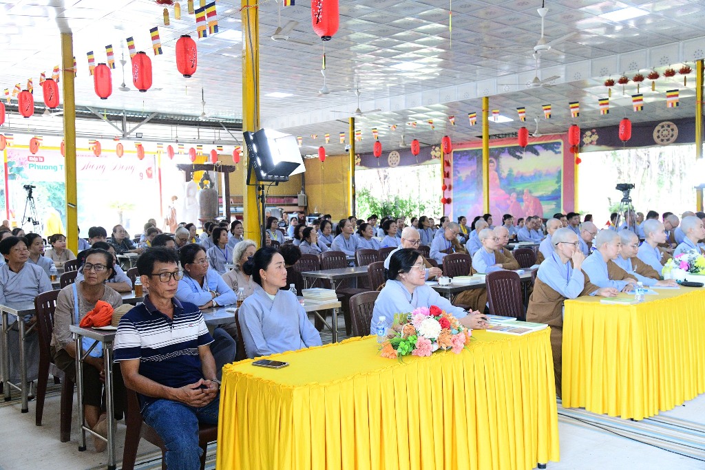 NỤ CƯỜI VÀ YÊU THƯƠNG – HÀNH TRANG NHẸ BƯỚC VỀ CÕI PHẬT