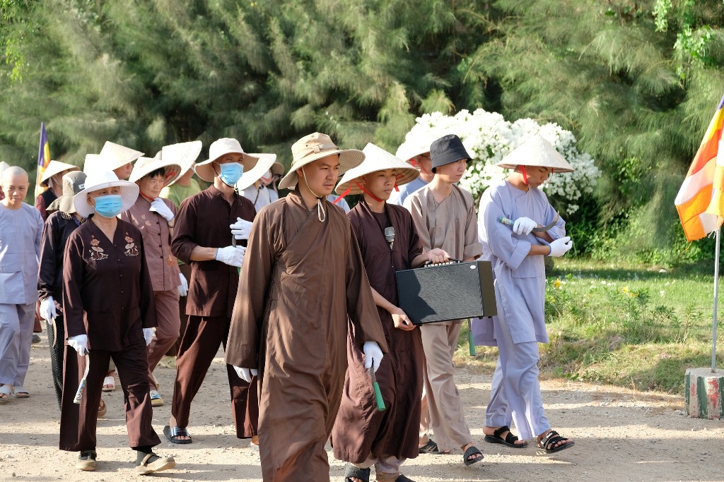 LÀM VƯỜN TRONG CHÁNH NIỆM: HÀNH GIẢ KHÓA TU PHƯƠNG TRỜI THONG DONG NHỔ CỎ QUANH HỒ TỊNH TÂM