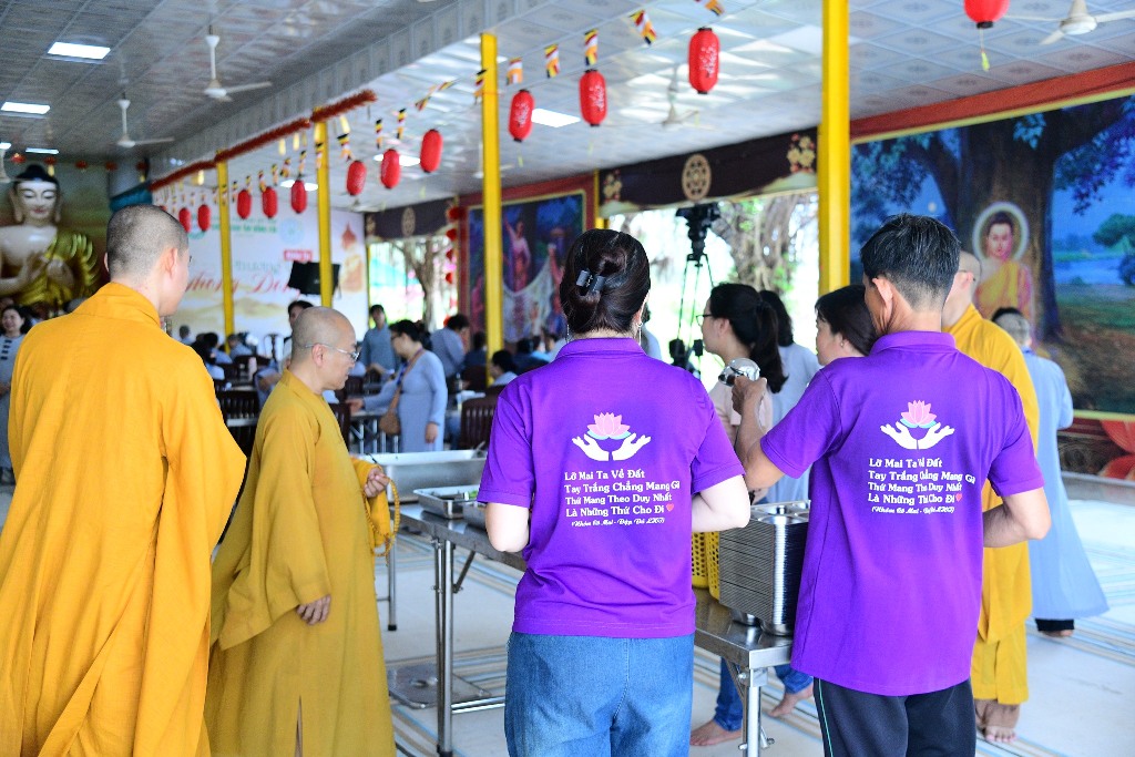 BỮA CƠM CHÁNH NIỆM ĐẦU TIÊN TRONG KHÓA TU PHƯƠNG TRỜI THONG DONG LẦN 9