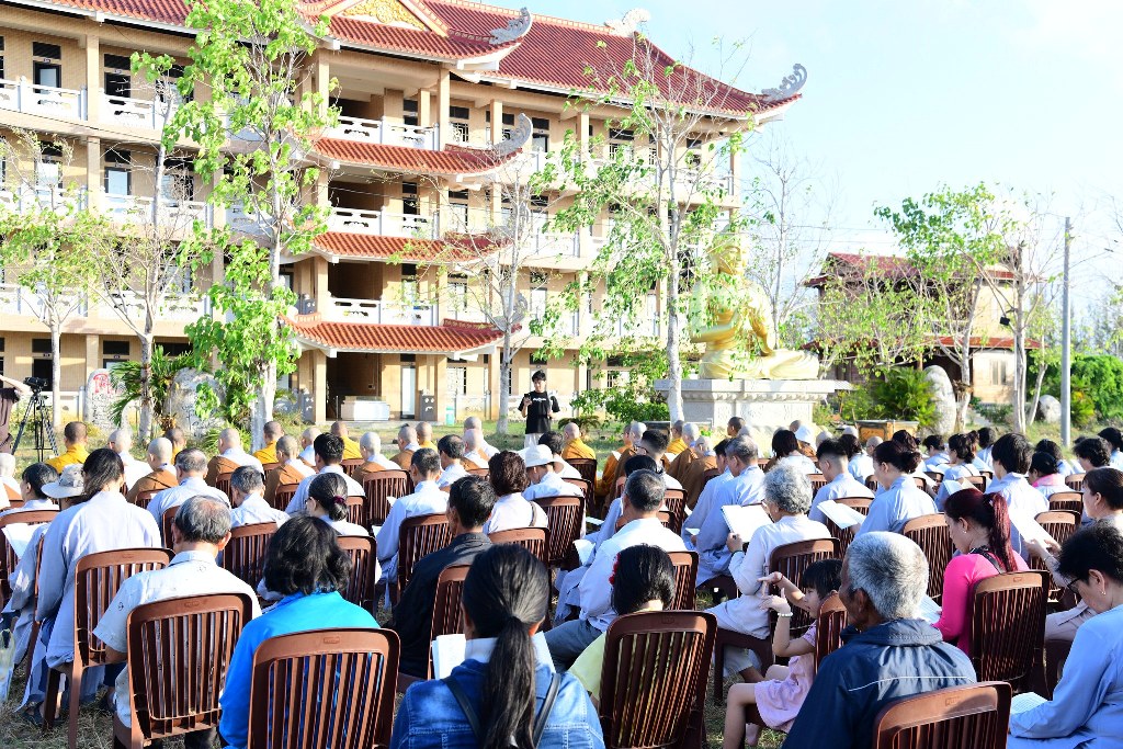 TRÌ TỤNG KINH PHỔ MÔN DƯỚI TƯỢNG ĐÀI BỒ TÁT QUAN THẾ ÂM BA MẶT TẠI CHÙA QUAN ÂM ĐÔNG HẢI