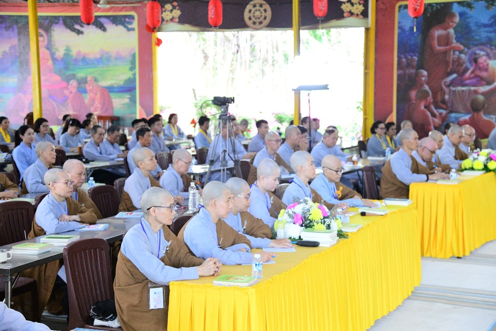 NỤ CƯỜI VÀ YÊU THƯƠNG – HÀNH TRANG NHẸ BƯỚC VỀ CÕI PHẬT