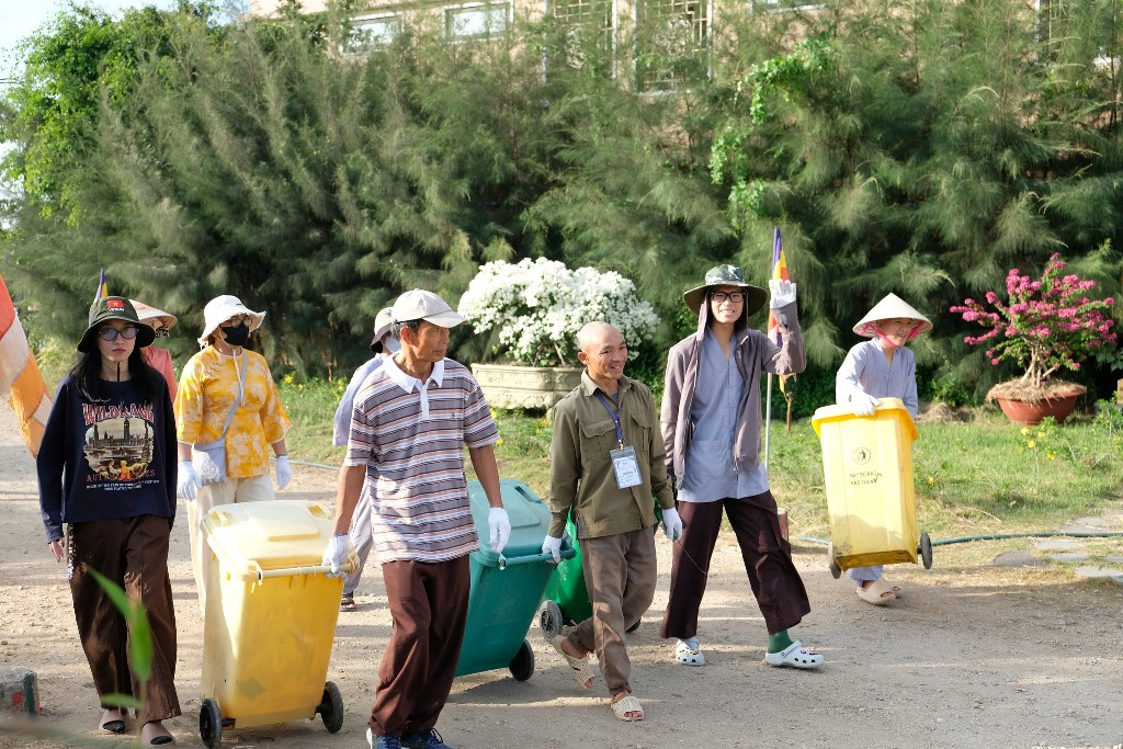 LÀM VƯỜN TRONG CHÁNH NIỆM: HÀNH GIẢ KHÓA TU PHƯƠNG TRỜI THONG DONG NHỔ CỎ QUANH HỒ TỊNH TÂM