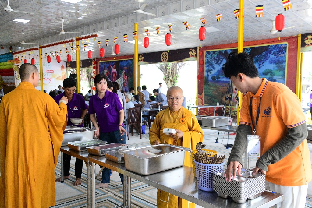 BỮA CƠM CHÁNH NIỆM ĐẦU TIÊN TRONG KHÓA TU PHƯƠNG TRỜI THONG DONG LẦN 9